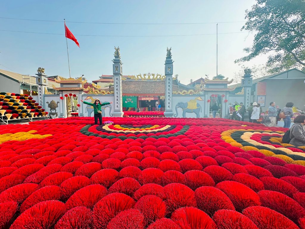Bó hương rực đỏ trải sân đình ngày lễ hội Thanh Oai