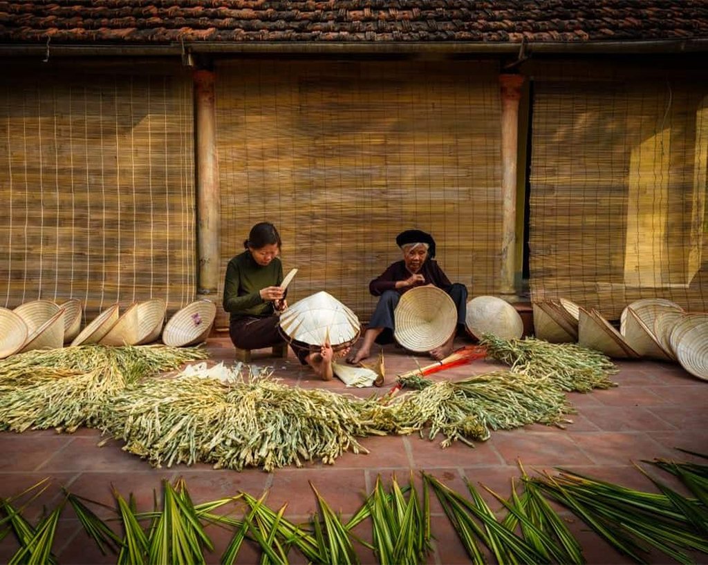 Người thợ làng Chuông khâu nón lá truyền thống