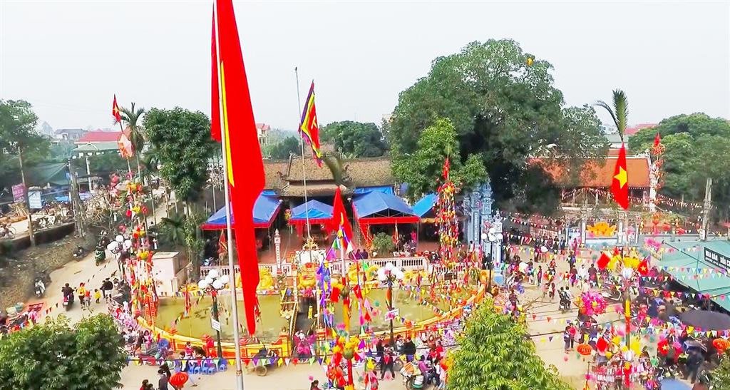 Lễ hội đình làng cờ ngũ sắc và đèn trang trí ngày Tết