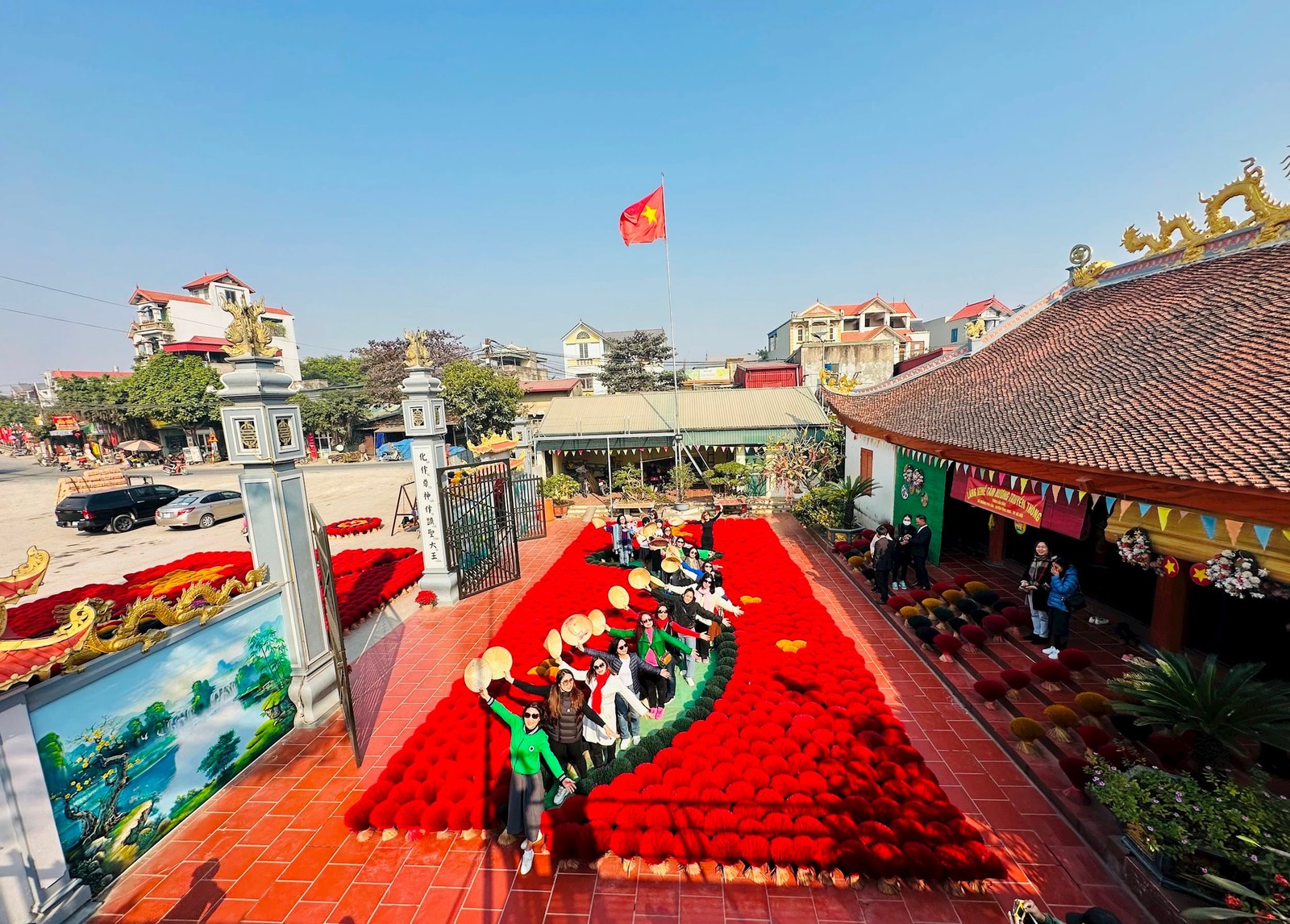 Lễ hội hương đỏ trải sân đình ngày Tết, du khách check-in cờ Tổ quốc
