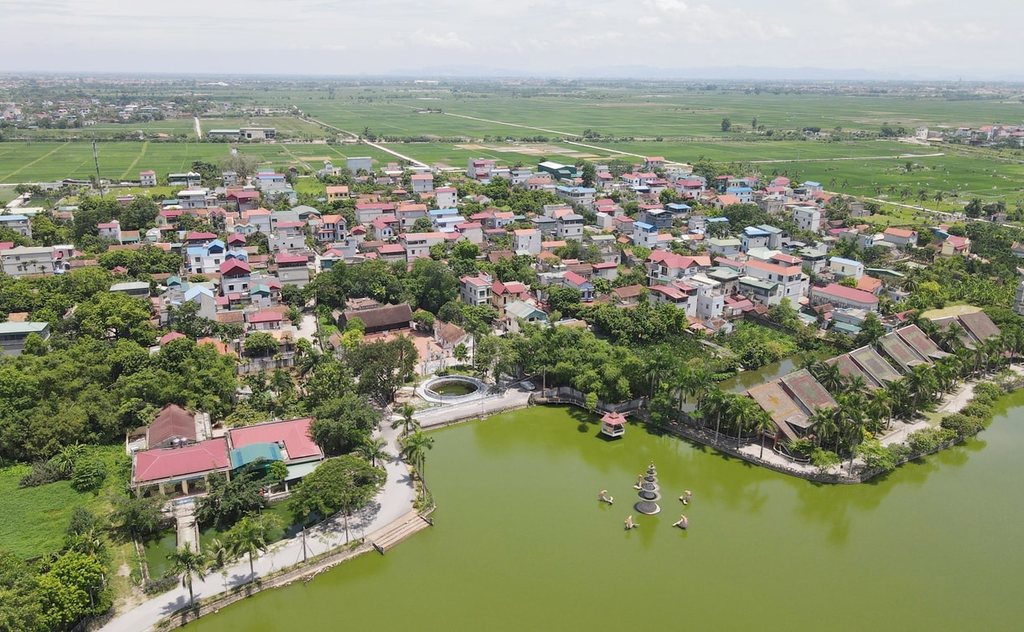 Aerial làng cổ ven hồ với đảo nhỏ giữa hồ